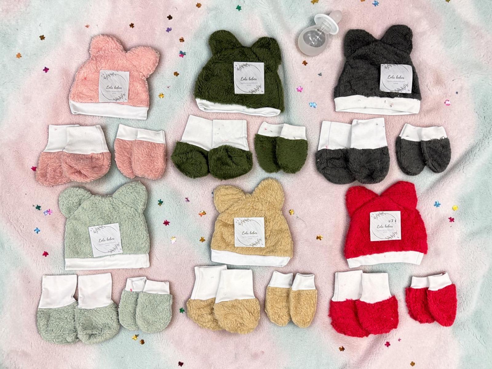 Trio Corderito lola (Gorro, escarpin y mitón)