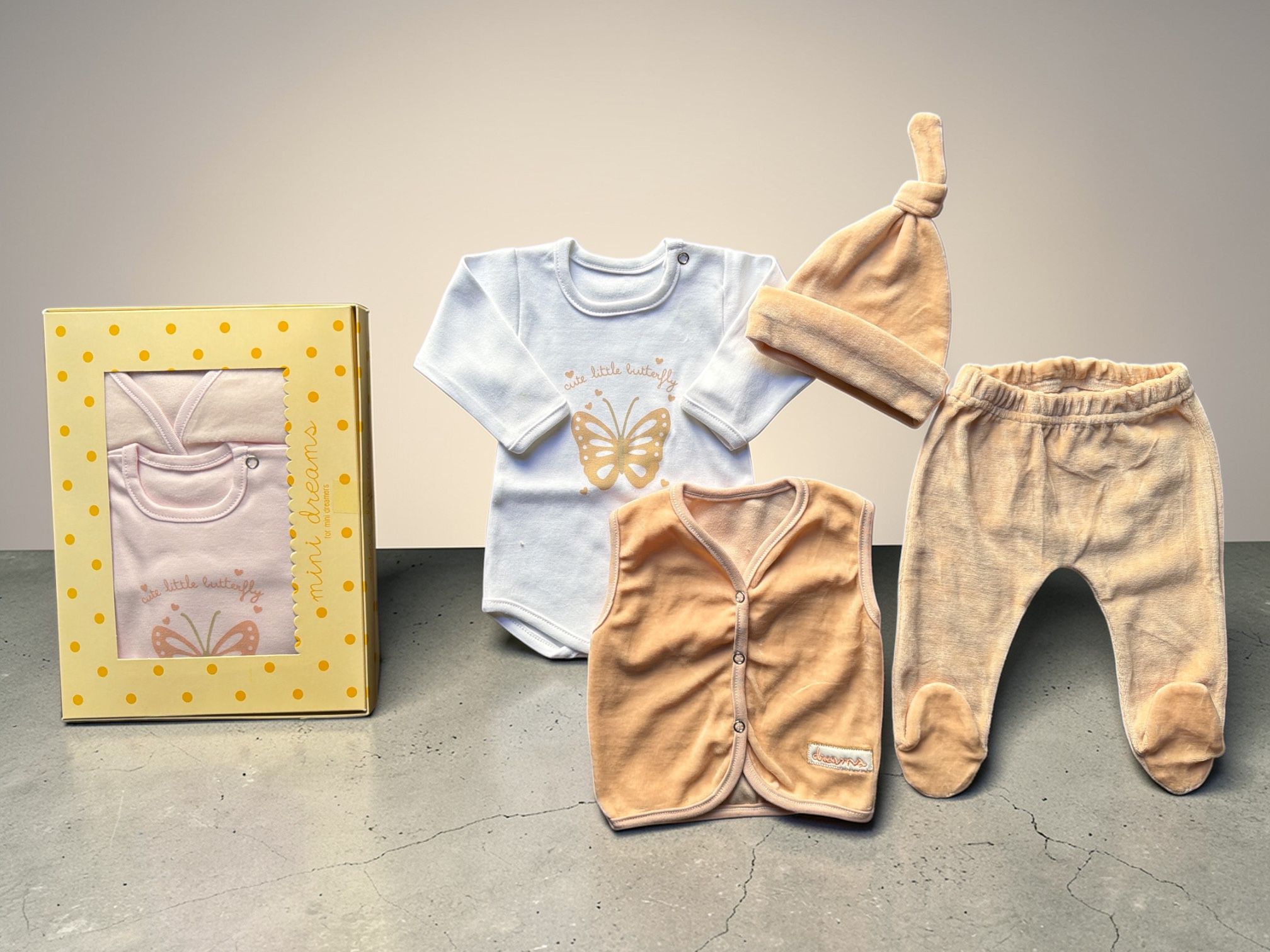 Set En Caja 4 Piezas Plush NENA Dreams (Chaleco, Body, Medio Oso Y Gorro) T.(0-1-2) Art.635