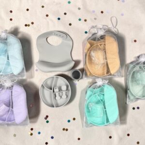 Set Silicona 5 piezas (Plato, cubiertos, vaso y baberos) en bolsa de organza SUPEROFERTA