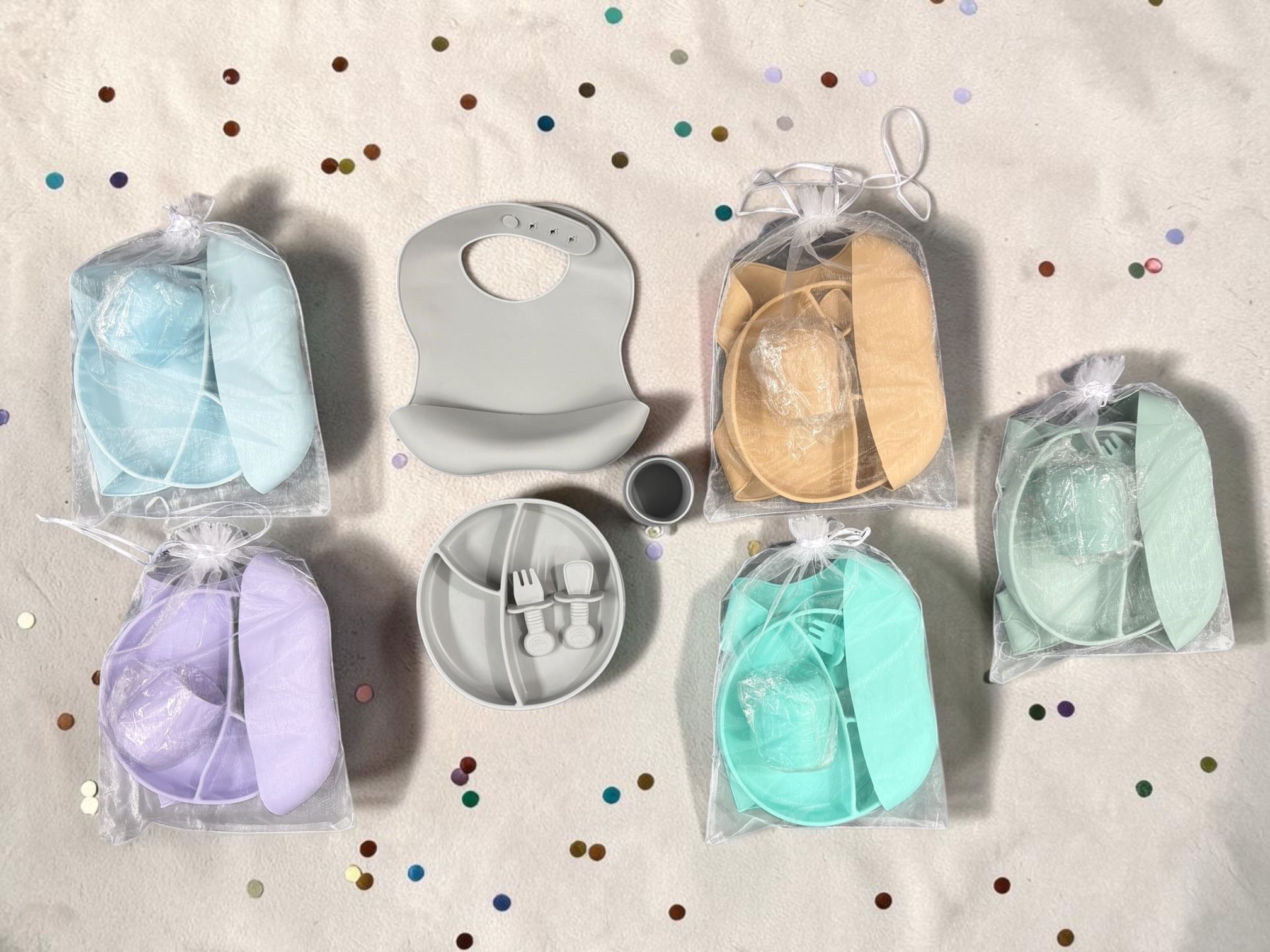 Set Silicona 5 piezas (Plato, cubiertos, vaso y baberos) en bolsa de organza SUPEROFERTA