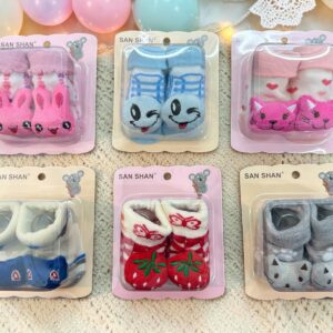 Medias antideslizantes con muñeco sonajero y puño volcado en Cajita regalo “San Shan” Pack x 12 Surtido de colores