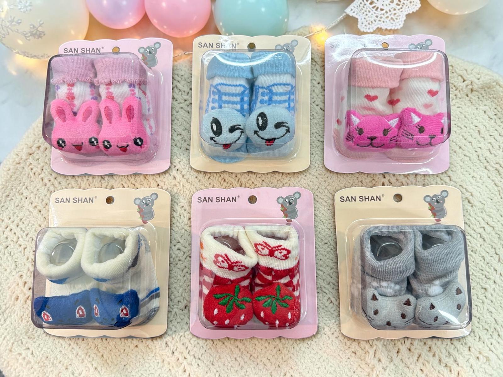 Medias antideslizantes con muñeco sonajero y puño volcado en Cajita regalo “San Shan” Pack x 12 Surtido de colores