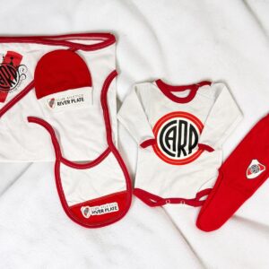 Set Ajuar 5 piezas “River Plate” (Manta, Body, medio oso, babero y gorro)