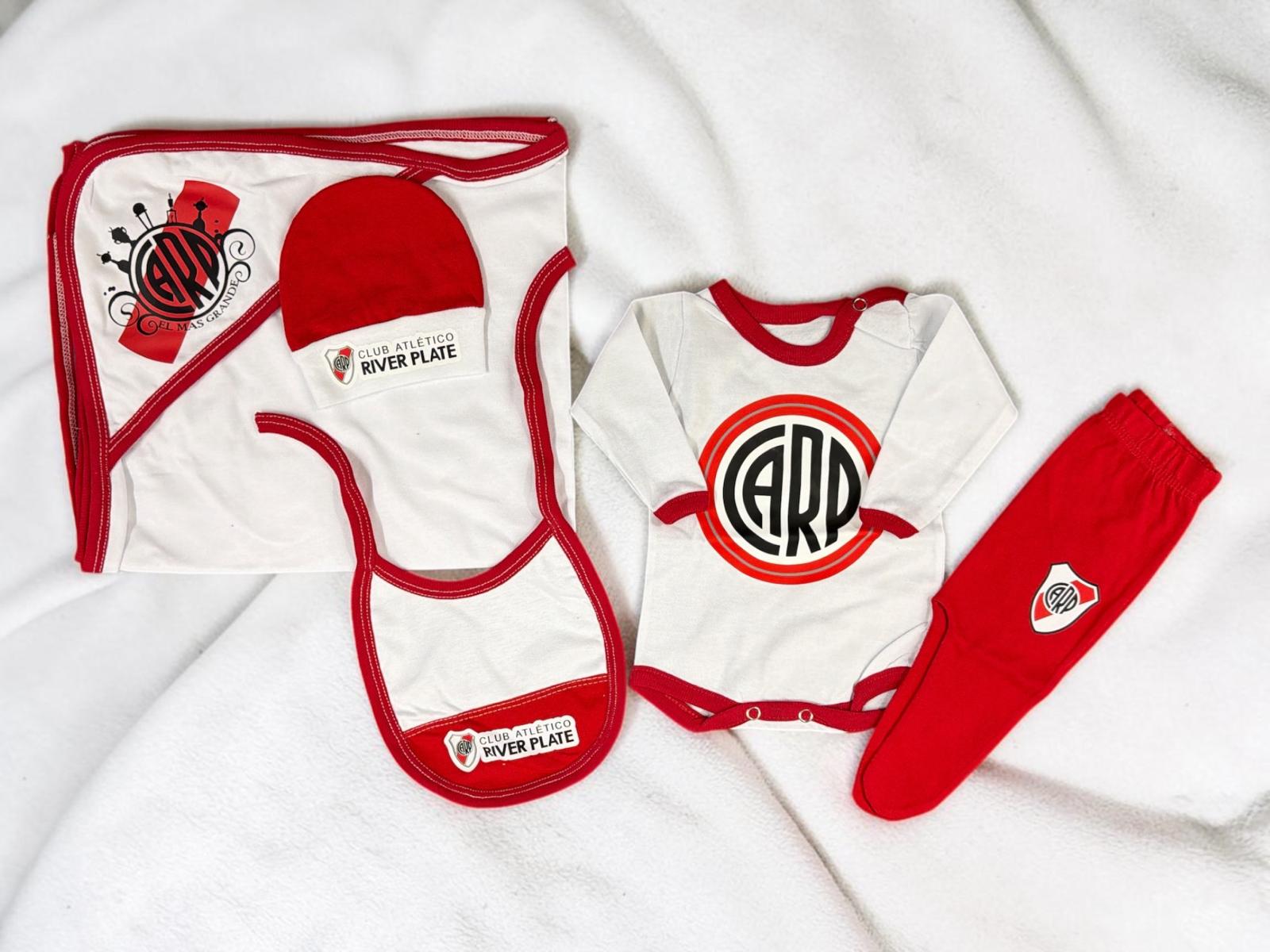 Set Ajuar 5 piezas “River Plate” (Manta, Body, medio oso, babero y gorro)